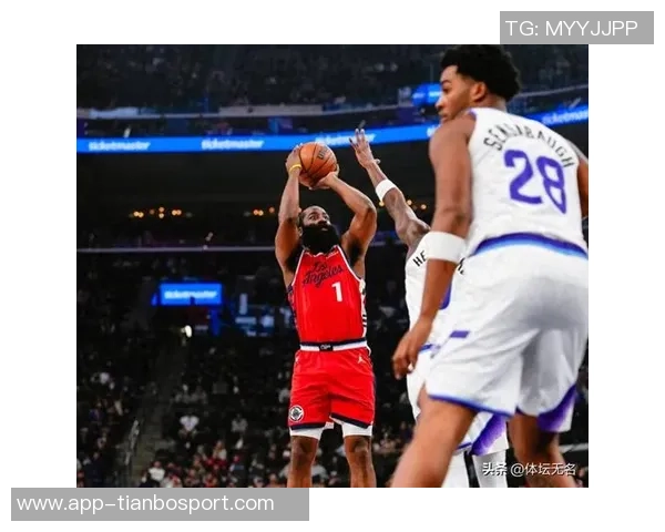 莱昂纳德半场表现出色高效贡献13分3篮板4助攻1抢断助力球队