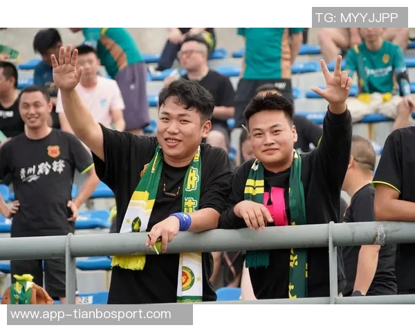 贵州筑城主场因观众投掷水杯被中足联罚款1万元引发热议