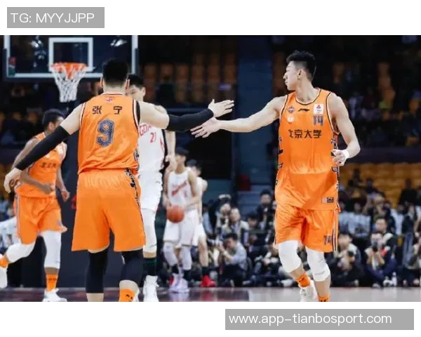 吾米提江感动小球迷泪水流下表达榜样力量与快乐心情